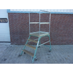 Platformtrap, werkhoogte 97 cm. Gebruikt.